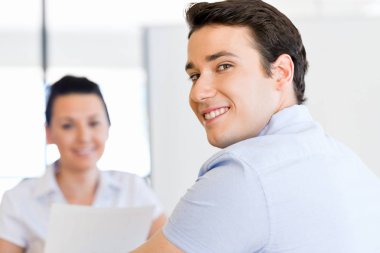 Ofiste rahat genç adam