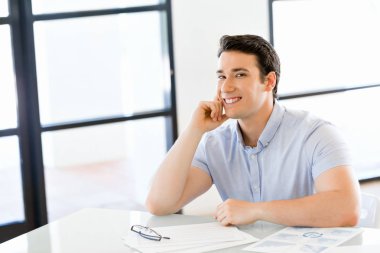 Ofisinde dalgın işadamı