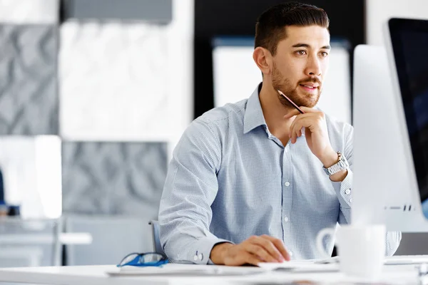 Trabalhador masculino no escritório sentado na mesa — Fotografia de Stock