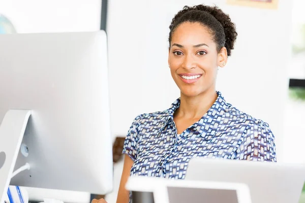 Portrait of smiling afro-american office worker in offfice — Stock Photo, Image