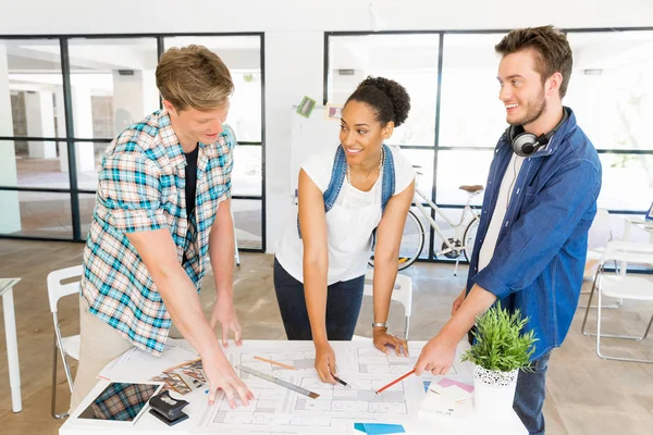 Genç Ofis çalışanları veya bir takım olarak öğrenciler