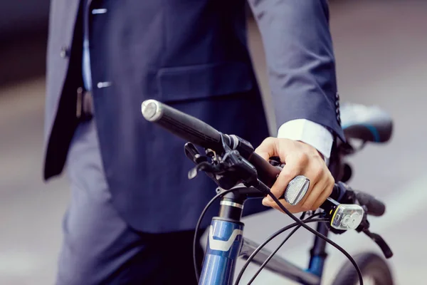 Erfolgreicher Geschäftsmann auf dem Fahrrad — Stockfoto