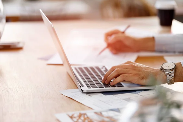 Bureau en handen close-up — Stockfoto