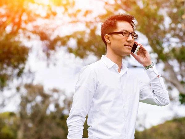 Retrato de hombre de negocios con teléfono móvil al aire libre —  Fotos de Stock