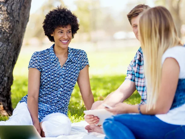 Verano, educación, campus y concepto de estudiante — Foto de Stock