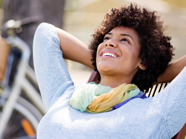 Yaz parkta oturan güzel kadın