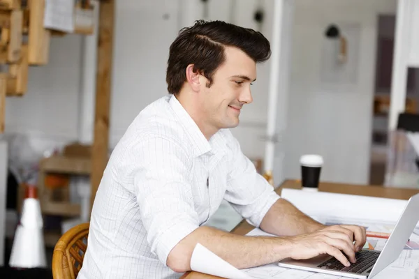 Jonge zakenman in functie — Stockfoto