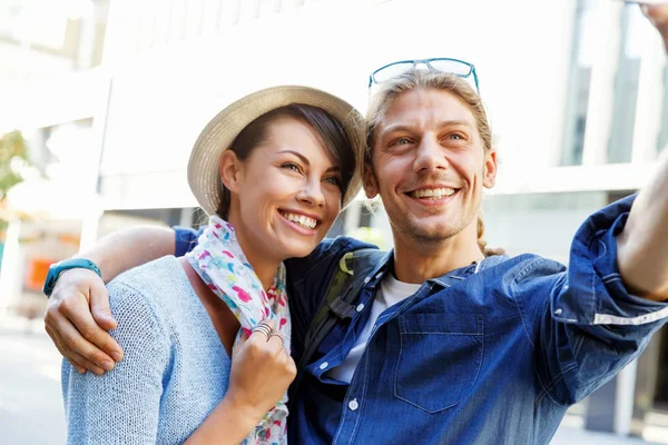 Coppia sorridente con la fotocamera — Foto Stock