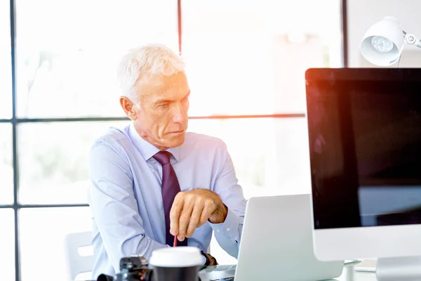 Empresario en la oficina — Foto de Stock