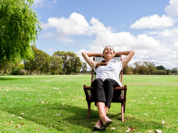 Genç işkadını Park onun mola sırasında rahatlatıcı