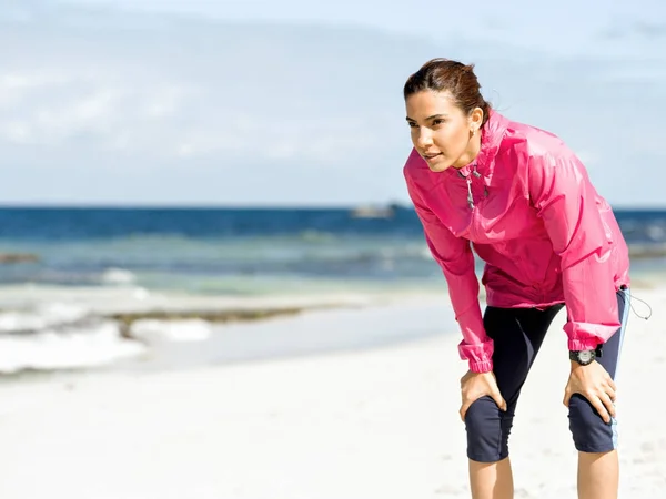 Mujer de fitness agotada tomando un descanso después de correr —  Fotos de Stock