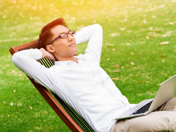 Parkta onun mola sırasında genç işadamı