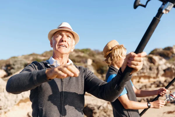 Hombre mayor pescando con su nieto —  Fotos de Stock