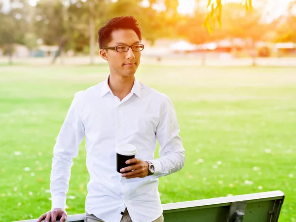 Adam bir parkta bir kahve molası