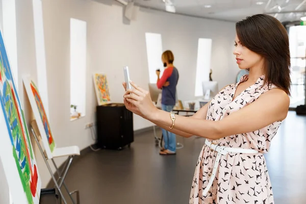 Portret van een jonge vrouw in de galerij — Stockfoto