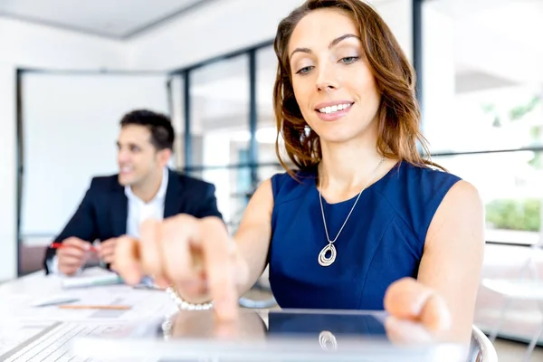 Jeune femme au bureau utilisant une tablette — Photo