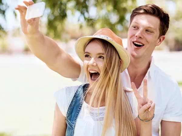 Jovem casal fazendo selfie ao ar livre — Fotografia de Stock