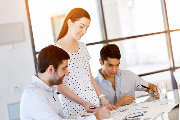 Groep van gelukkige jonge zakenmensen in een vergadering — Stockfoto