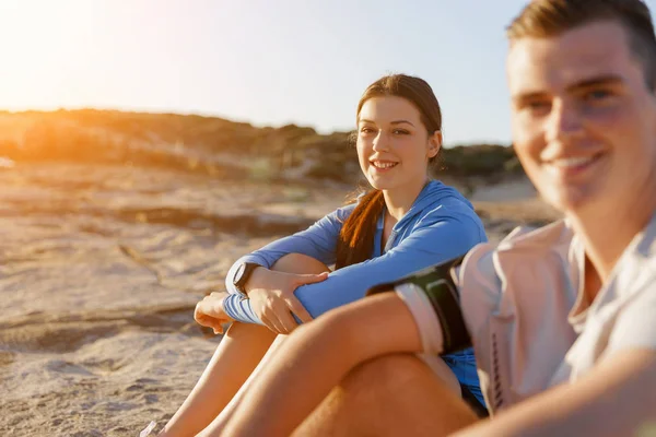 Paar in sport dragen op strand — Stockfoto