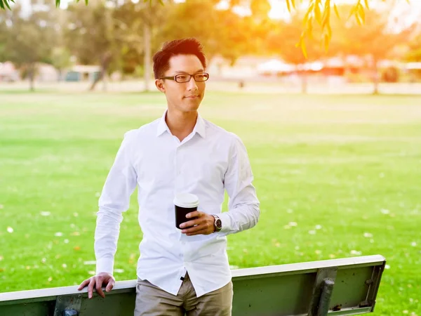 Adam bir parkta bir kahve molası