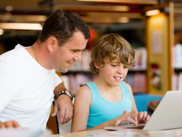 Liten pojke och hans far med laptop — Stockfoto