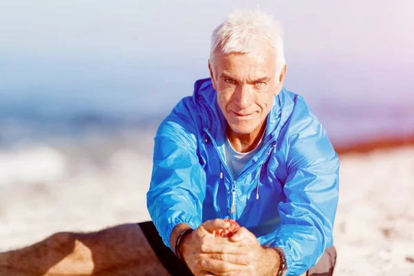 Hombre entrenando en la playa afuera —  Fotos de Stock