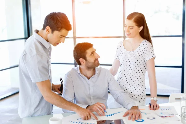 Groep van gelukkige jonge zakenmensen in een vergadering — Stockfoto