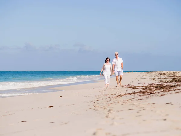 Wandelen langs de golven — Stockfoto