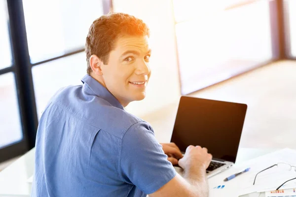 Hombre de negocios guapo trabajando en la computadora —  Fotos de Stock