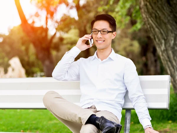 Retrato de hombre de negocios con teléfono móvil al aire libre —  Fotos de Stock