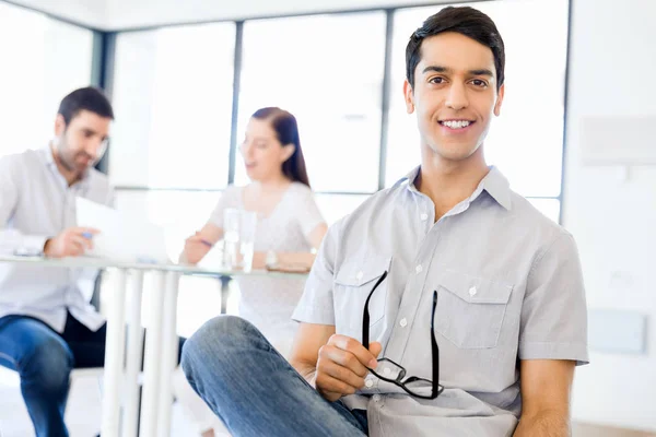 Hombre joven en informal en la oficina — Foto de Stock