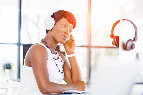 헤드폰에서 아름 다운 젊은 사업가 듣는 음악 — 스톡 사진