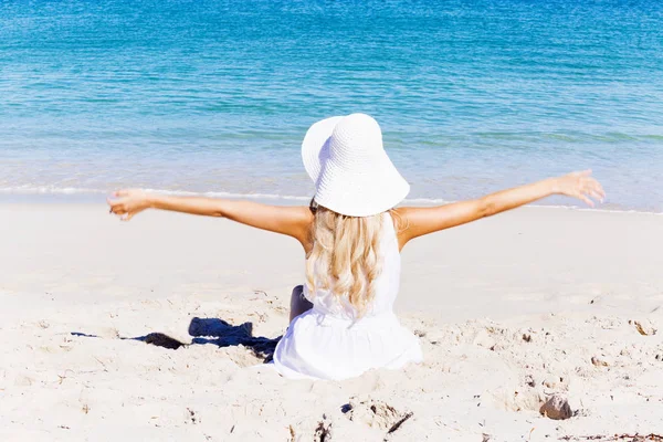 Junge Frau entspannt am Strand — Stockfoto