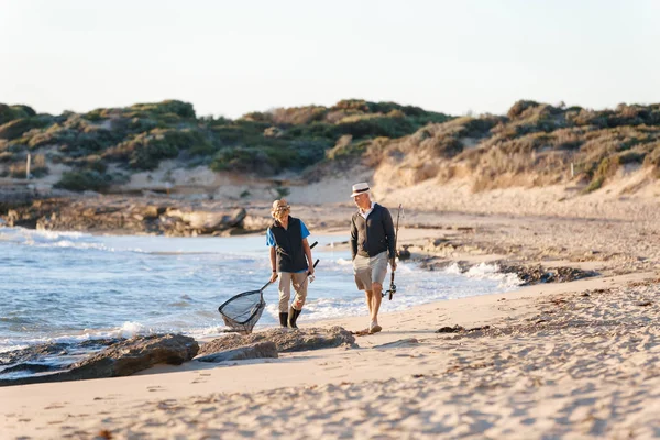 Senior man vissen met zijn kleinzoon — Stockfoto