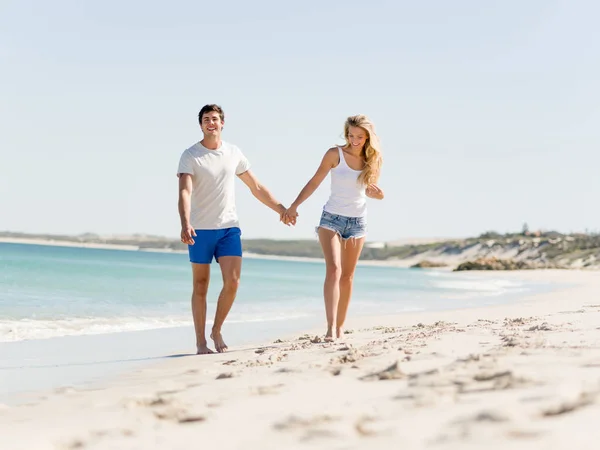 Romantiska ungt par på stranden — Stockfoto