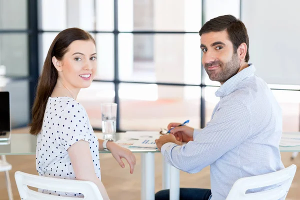 Bilden av två unga affärsmän i office — Stockfoto