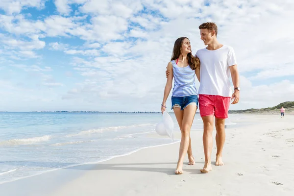 Romantische jonge paar op het strand — Stockfoto