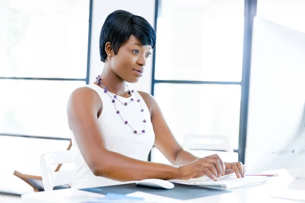 Portrait of businesswoman working at her desk in office — Stock Photo, Image