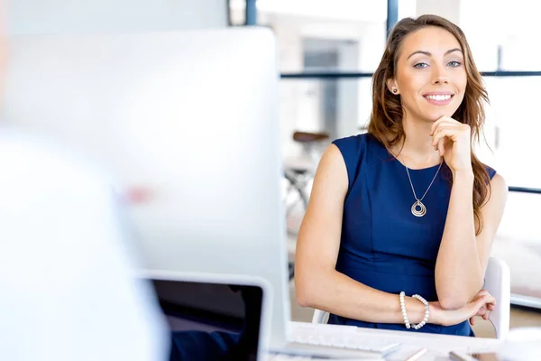 Young businesswoman sitting at desk and working — Stock Photo, Image