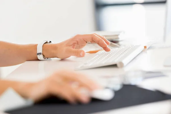 Hands on keyboard close up — Stock Photo, Image