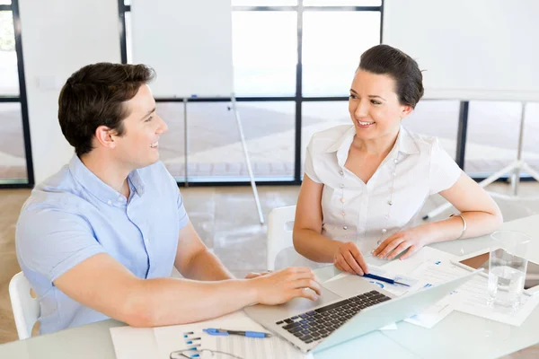 Bilden av två unga affärsmän i office — Stockfoto