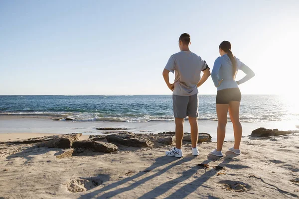 Jeune couple sur la plage d'entraînement ensemble — Photo