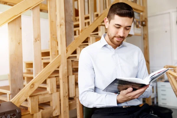 Jonge man in Office — Stockfoto