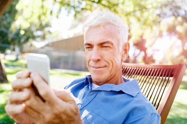 Lomature man utomhus och använda mobiltelefon — Stockfoto