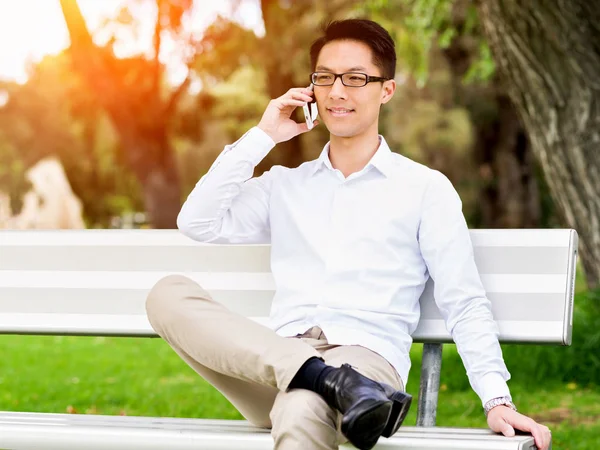 Affärsman porträtt med mobiltelefon utomhus — Stockfoto