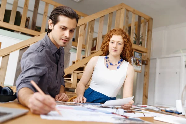 Dos jóvenes arquitectos en el cargo — Foto de Stock