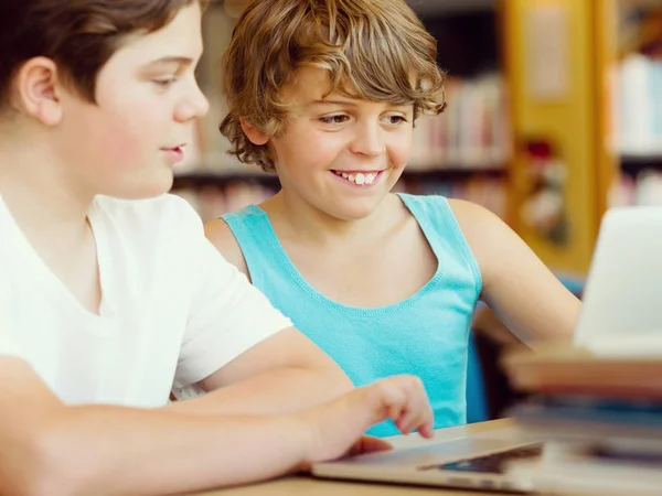 Due ragazzi in biblioteca — Foto Stock