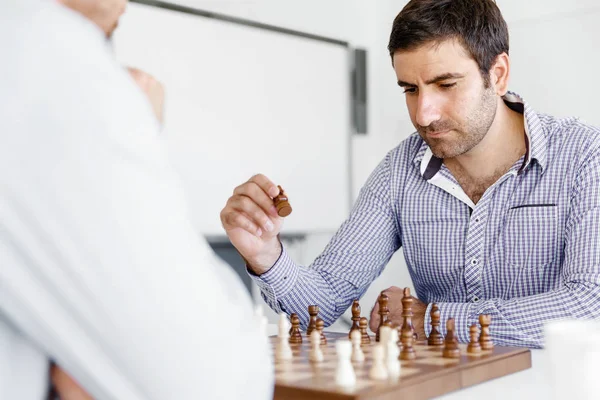 Portrét dvou mladý muži hráli šachy — Stock fotografie