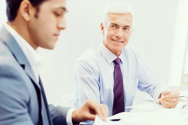 La discusión es el camino a la solución — Foto de Stock