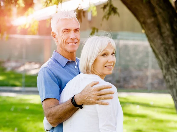 Yaşlı çift parkta dinleniyor.